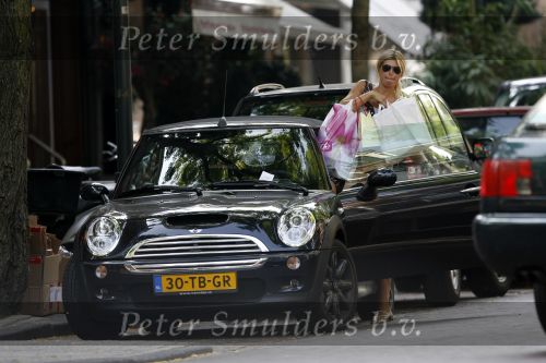 Amsterdam 23 juli 2006
Estelle Gullit winkelelnd op de cornelis schuytstraat. Estelle heeft mini cooper cabrio met bekeuring