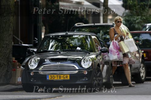 Amsterdam 23 juli 2006
Estelle Gullit winkelelnd op de cornelis schuytstraat. Estelle heeft mini cooper cabrio met bekeuring