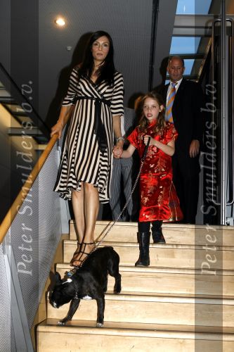 Amsterdam 16 mei 2006
Premiere film Famke Jansen in pathe de munt.
Famke met nichtje en hond.
Peter Smulders bv