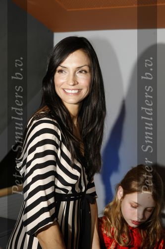 Amsterdam 16 mei 2006
Premiere film Famke Jansen in pathe de munt.
Famke met nichtje en hond.
Peter Smulders bv