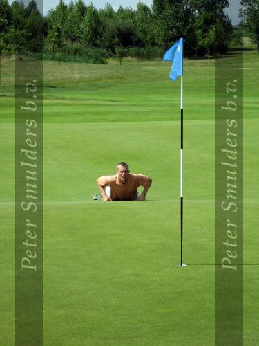 Halfweg, 5 Augustus 2006
Tweede ronde NK Strokeplay Heren op golfbaan 
Floris de Vries met zijn nieuwe kapsel liggend op zijn buik om zijn lijn te lezen