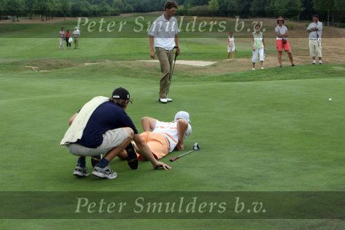 Best, 28 t/m 30 Juli 2006
NK Matchplay 2006 Dames & Heren op BEST GCCRamon 
Floris de Vries in de finale tegen Reinier Saxton op de grond liggend om samen met zijn caddy de puttinglijn te lezen