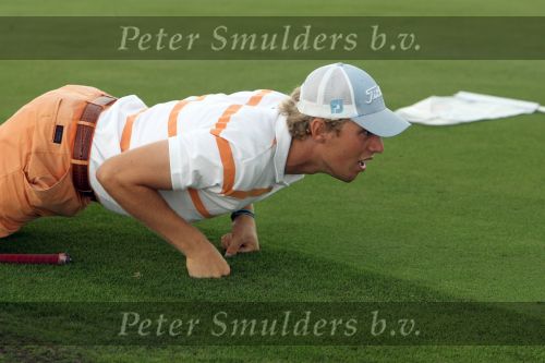 Best, 28 t/m 30 Juli 2006
NK Matchplay 2006 Dames & Heren op BEST GCCRamon 
Floris de Vries liggend om zijn puttinglijn te lezen