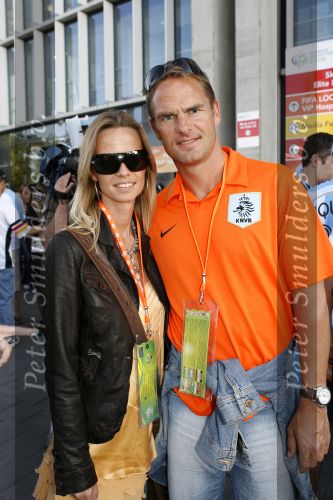 Frankfurt, 21 Juni 2006 3e wedstrijd in de poule tussen Nederland-Argentinie, eindstand 0-0
Frank de boer met zijn vrouw
© Foto Peter Smulders BV