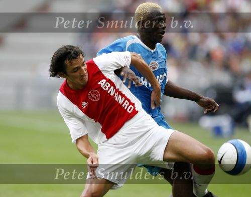 Amsterdam 13 augustus 2006
AJAX-PSV 3-1 om de Johan Cruyffschaal in de arena.
George Ogararu in duel met Kone
Peter Smulders bv