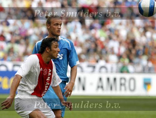Amsterdam 13 augustus 2006
AJAX-PSV 3-1 om de Johan Cruyffschaal in de arena.
George Ogararu in duel met Mika Vayrynen
Peter Smulders bv