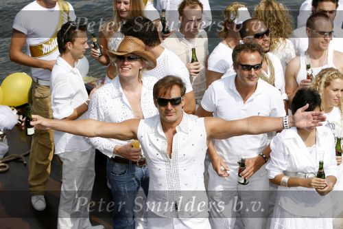 Amsterdam 5 augustus 2006
Gay parade in amsterdam.
Gerard Joling en Hans Klok met champagne
Peter Smulders bv