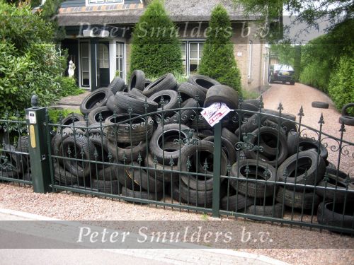 Aalsmeer 22 juli 2006
Menno Kohler heeft voor zijn programma Kucky Loosers allemaal oude autobanden voor het huis van Gerard Joling gegooid.