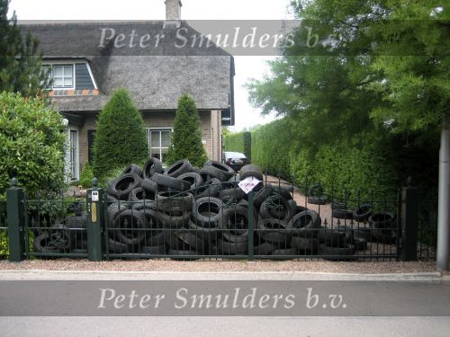 Aalsmeer 22 juli 2006
Menno Kohler heeft voor zijn programma Kucky Loosers allemaal oude autobanden voor het huis van Gerard Joling gegooid.