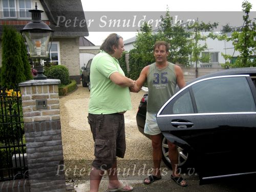 Aalsmeer 22 juli 2006
Menno Kohler heeft voor zijn programma Kucky Loosers allemaal oude autobanden voor het huis van Gerard Joling gegooid.