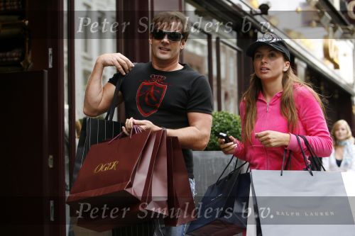 Amsterdam 23 augustus 2006
Gerard Joling en Rossana Lima shoppen op de pc hooftstraat.
Peter Smulders bv