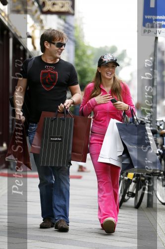 Amsterdam 23 augustus 2006
Gerard Joling en Rossana Lima shoppen op de pc hooftstraat.
Peter Smulders bv