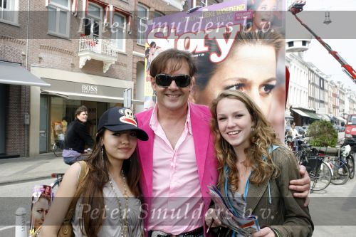 Amsterdam 26 april 2006
Presentatie nieuwe story door gerard Joling op de pc hooftstraat.
Gerard Joling en fans