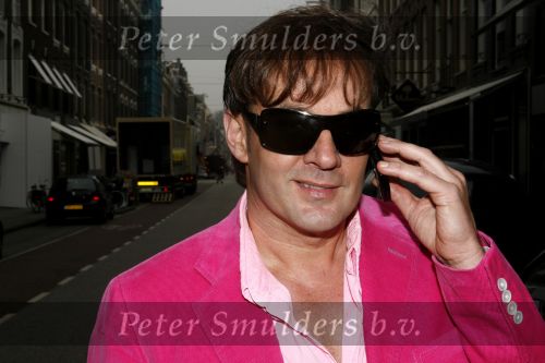 Amsterdam 26 april 2006
Presentatie nieuwe story door gerard Joling op de pc hooftstraat.
Gerard Joling  met gsm