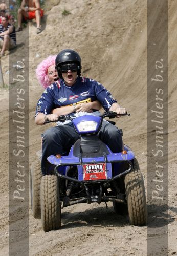 Lichtenvoorde 23 juli 2006
De zwarte cross met diverse BN ers.
Gijs Staverman met achterop Astrid de Jong