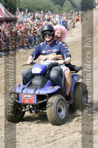 Lichtenvoorde 23 juli 2006
De zwarte cross met diverse BN ers.
Gijs Staverman met achterop Astrid de Jong