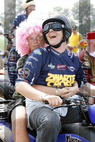 Lichtenvoorde 23 juli 2006
De zwarte cross met diverse BN ers.
Gijs Staverman met achterop Astrid de Jong