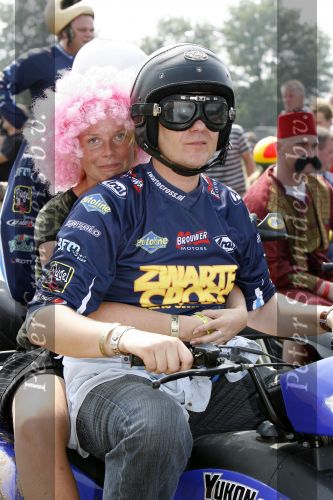 Lichtenvoorde 23 juli 2006
De zwarte cross met diverse BN ers.
Gijs Staverman met achterop Astrid de Jong