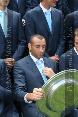 Eindhoven, 1 Augustus 2006
Perspresentatie Selektie PSV Seizoen 2006/2007
Doelman Gomes gebruikt de kampioensschaal even om zijn stropdas nog even goed te doen
© foto Peter Smulders BV