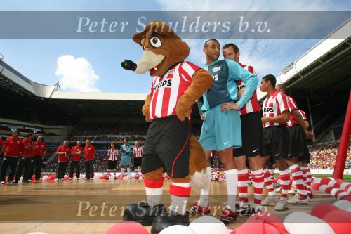 Eindhoven, 31 Juli 2006
Jaarlijkse Open Dag bij PSV met 27.000 toeschouwers
Voor de laatste Maal 8 jaar ) Andre Ooijer samen met Gomes en Phoxy