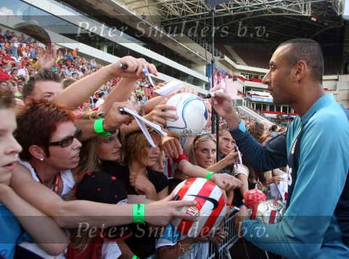 Eindhoven, 31 Juli 2006 Open Dag PSV 2006
27000 Toeschouwers. 
Gomes deelt handtekeningen uit aan jonge fans.