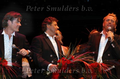 Amsterdam 19 juni 2006
Gala tbv de Ingeborg Douwes Stichting in Carre.
Jeroen v d Boom met Rene Froger en Gordon. Gerard Joling was ziek
Peter Smulders bv
