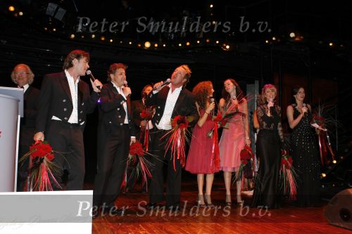 Amsterdam 19 juni 2006
Gala tbv de Ingeborg Douwes Stichting in Carre.
Jeroen v d Boom met Rene Froger en Gordon. Gerard Joling was ziek
Peter Smulders bv