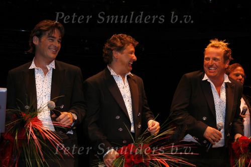 Amsterdam 19 juni 2006
Gala tbv de Ingeborg Douwes Stichting in Carre.
Jeroen v d Boom met Rene Froger en Gordon. Gerard Joling was ziek
Peter Smulders bv