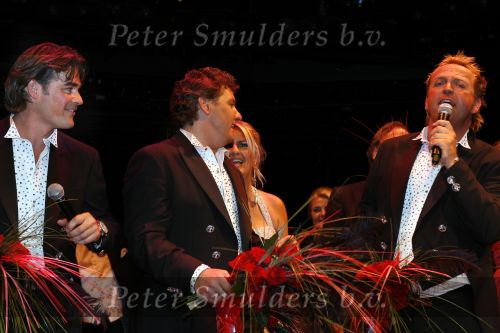 Amsterdam 19 juni 2006
Gala tbv de Ingeborg Douwes Stichting in Carre.
Jeroen v d Boom met Rene Froger en Gordon. Gerard Joling was ziek
Peter Smulders bv