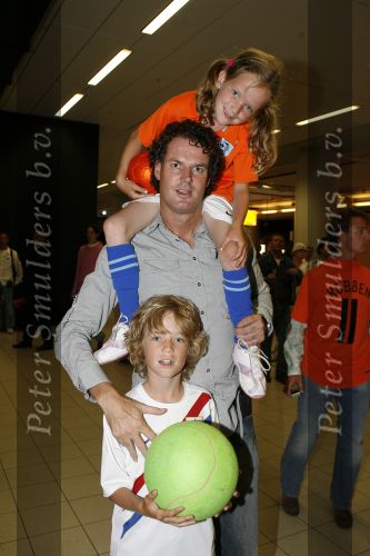 Schiphol 26 juni 2006
Aankomst nederlands elftal na wk.
Guido  met dochter en zoon
Peter Smulders bv