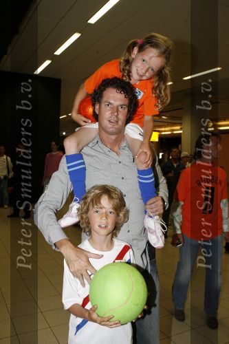 Schiphol 26 juni 2006
Aankomst nederlands elftal na wk.
Guido  met dochter en zoon
Peter Smulders bv