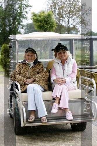 Naarderbos 1 juni 2006
Golfdag tbv de Richard Krajicek foundation.
Hanny en Nel Veerkamp in golfcarretje
Peter Smulders bv