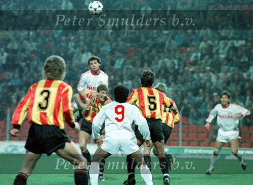 Eindhoven,8 februari 1989
Super europacup PSV-KV Mechelen, eindstand 1-0
Hans Gillhaus koppend boven Graeme Rutjes



l