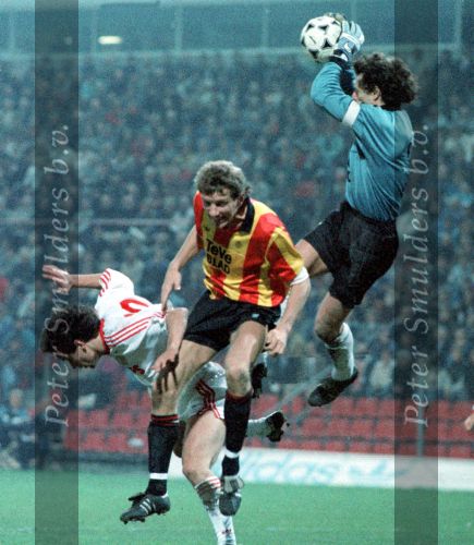 Eindhoven,8 februari 1989
Super europacup PSV-KV Mechelen, eindstand 1-0
Hans Gillhaus koppend boven Graeme Rutjes en doelman Preudome



PETER SMULDERS BV
