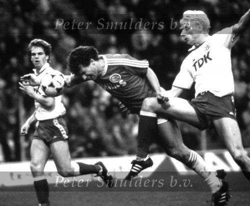 1991 PSV -AJAX
Hans Gillhaus in duel met Arnold Scholten op de achtergrond Frank de boer