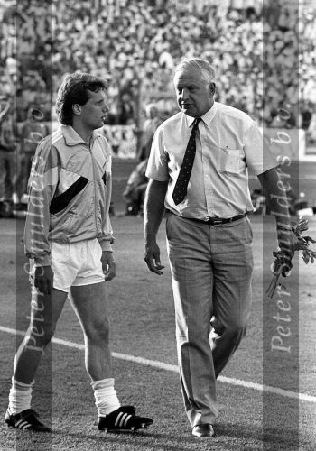 Stuttgart, 25 mei 1988
EC I Finale PSV-Benfica, eindstand 0-0.
Dr. Carel v d Brekel samen met Hans Gilhaus