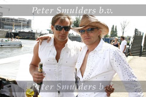 Amsterdam 5 augustus 2006
Gay parade in amsterdam.
Gerard Joling en Hans Klok met champagne
Peter Smulders bv
