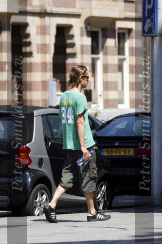 Amsterdam 18 juli 2006
Hans Teeuwen met water en banaan op de cornelis schuytstraat