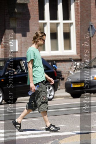 Amsterdam 18 juli 2006
Hans Teeuwen met water en banaan op de cornelis schuytstraat