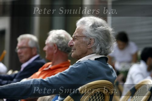 Amsterdam 30 juni 2006
Harry Mulisch met zijn vrouw op terras op de pc hooftstraat.
Peter Smulders bv