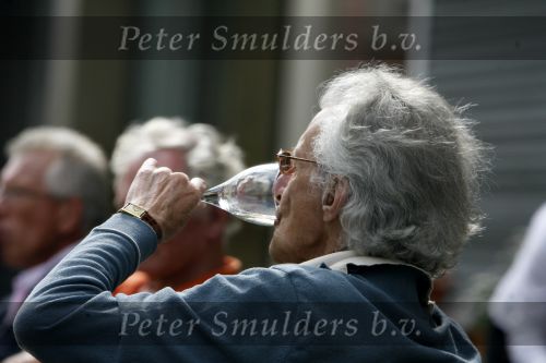 Amsterdam 30 juni 2006
Harry Mulisch met zijn vrouw op terras op de pc hooftstraat.
Peter Smulders bv