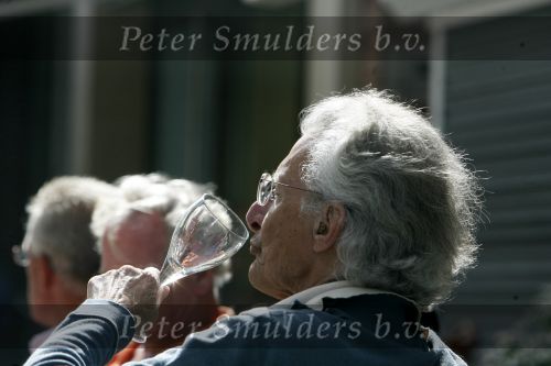 Amsterdam 30 juni 2006
Harry Mulisch met zijn vrouw op terras op de pc hooftstraat.
Peter Smulders bv