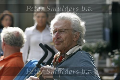 Amsterdam 30 juni 2006
Harry Mulisch met zijn vrouw op terras op de pc hooftstraat.
Peter Smulders bv