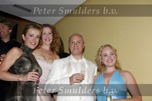 Amsterdam 15 juli 2006
Premiere Rembrandt in Carre.
 Henk poort met Annick Boer Maike Boerdam en Wieneke Remmers