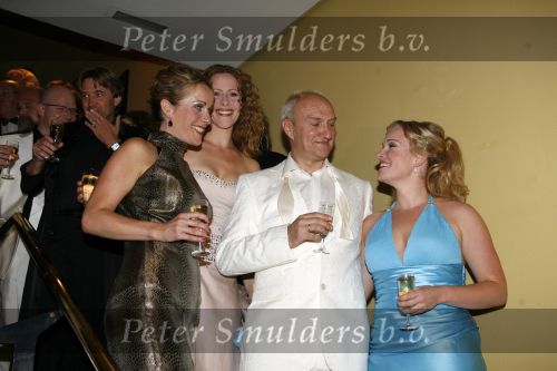 Amsterdam 15 juli 2006
Premiere Rembrandt in Carre.
 Henk poort met Annick Boer Maike Boerdam en Wieneke Remmers