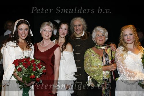 Amsterdam 15 juli 2006
Premiere Rembrandt in Carre.
Henk Poort met Annick Boer Maike Boerdam Wieneke Remmers Maria v d Hoeven en Karla Peijs