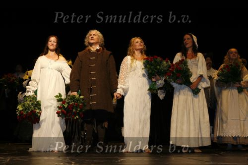 Amsterdam 15 juli 2006
Premiere Rembrandt in Carre.
Henk Poort met Annick Boer Maike Boerdam Wieneke Remmers