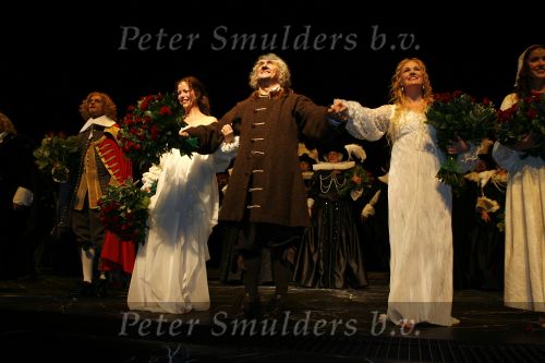 Amsterdam 15 juli 2006
Premiere Rembrandt in Carre.
Henk Poort met Annick Boer Maike Boerdam Wieneke Remmers