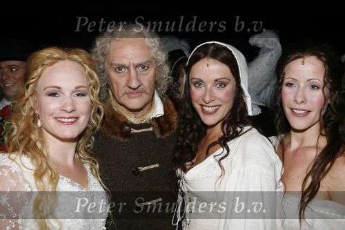 Amsterdam 15 juli 2006
Premiere Rembrandt in Carre.
Henk Poort met Annick Boer Maike Boerdam Wieneke Remmers