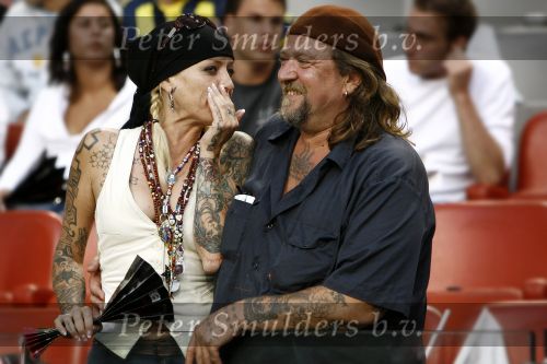 Amsterdam, 5 Augustus 2006
AJAX-Manchester United, eindstand 0-1
Henk Schiffmacher samen met zijn vrouw
© foto Edwin van Zandvoort